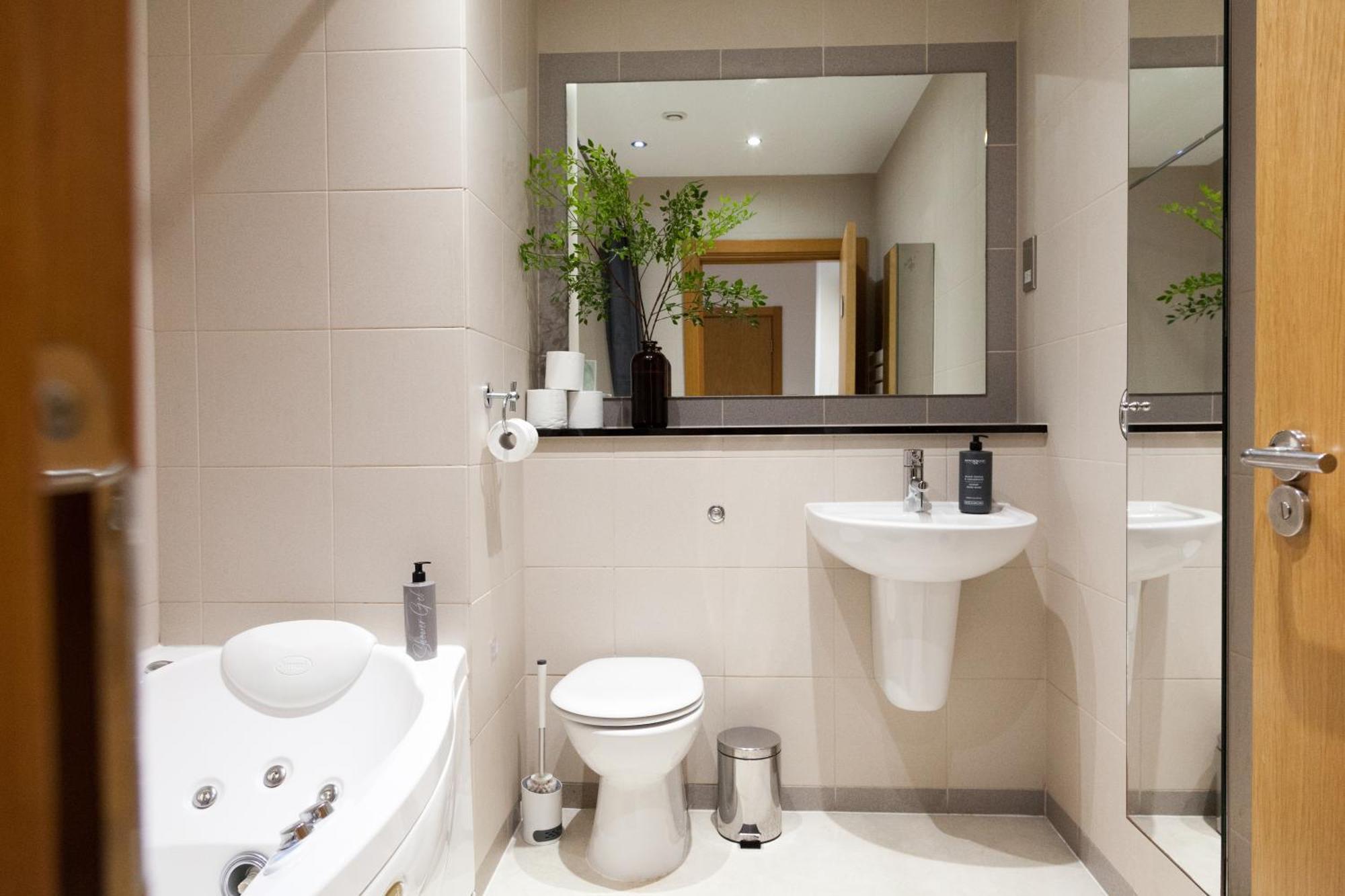 Weekly & Monthly Stays In Penthouse For Contractors Or Leisure Single Or Superking Beds Available Birkenhead Exteriér fotografie