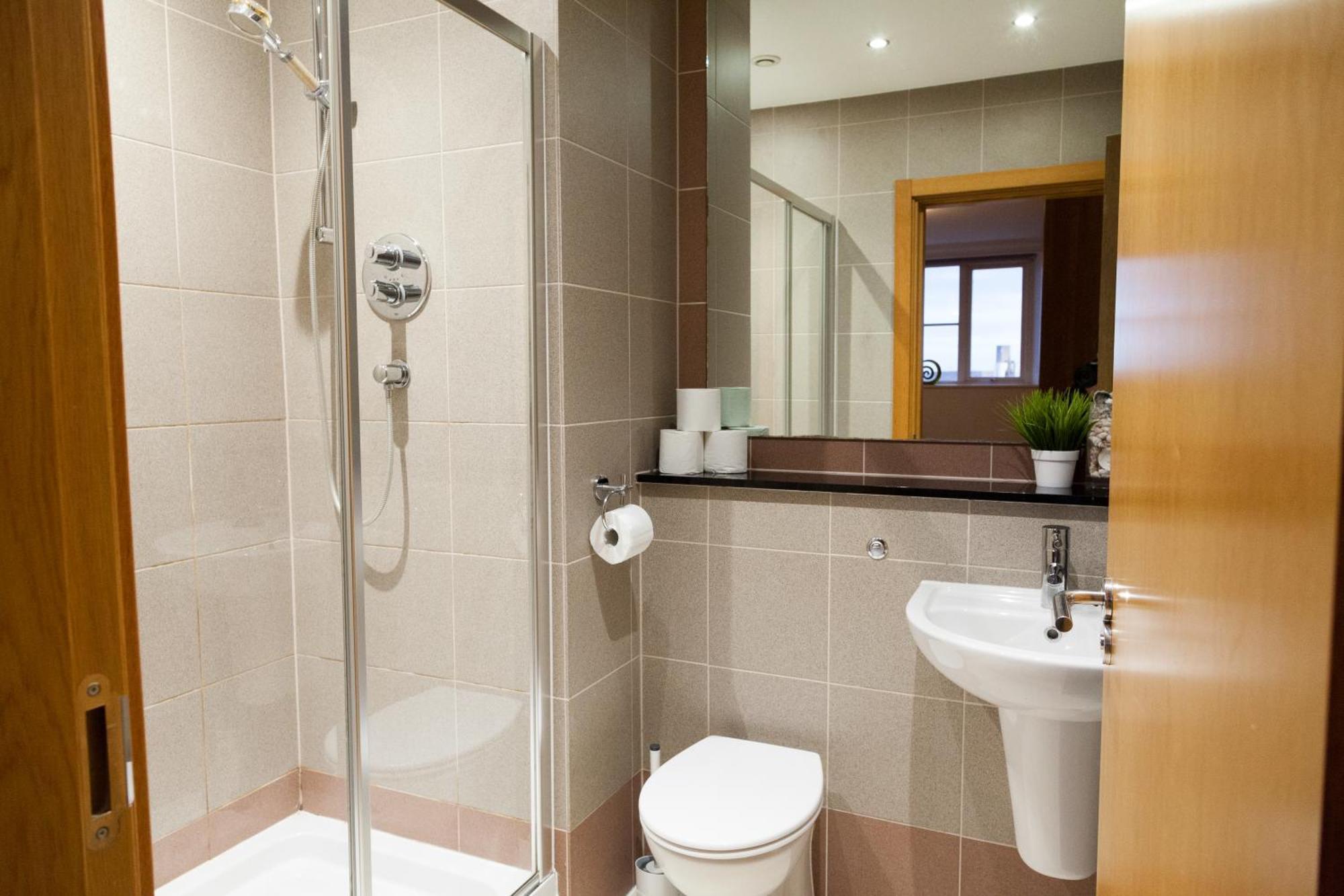 Weekly & Monthly Stays In Penthouse For Contractors Or Leisure Single Or Superking Beds Available Birkenhead Exteriér fotografie